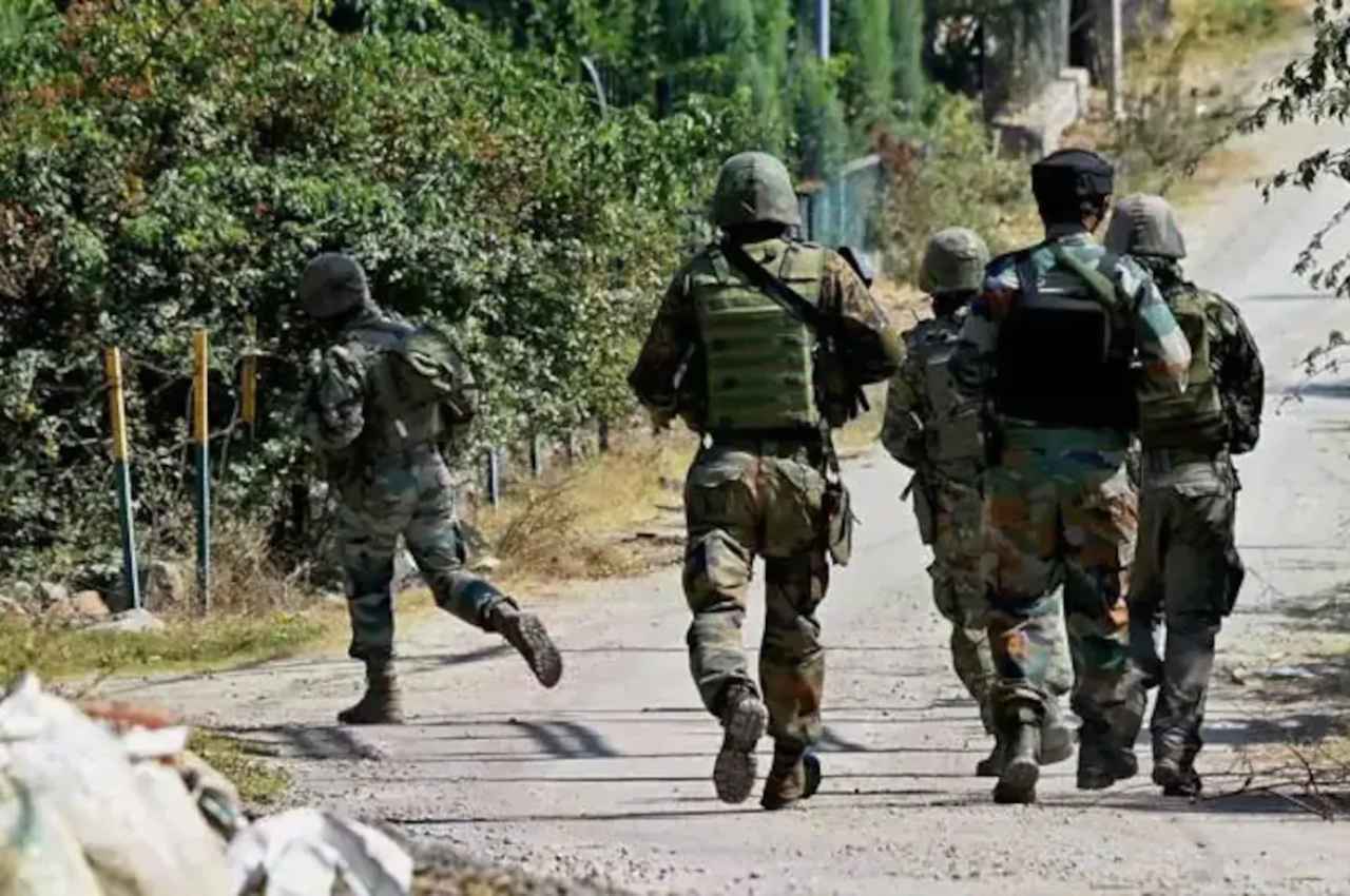 जम्मू-कश्मीर: शोपियां में आतंकियों की फायरिंग, बाल-बाल बचा शख्स