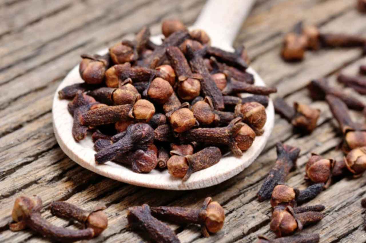 Long Ke Totke: केवल दो लौंग का यह उपाय दूर करेगा हर मुश्किल, ऐसे करें प्रयोग