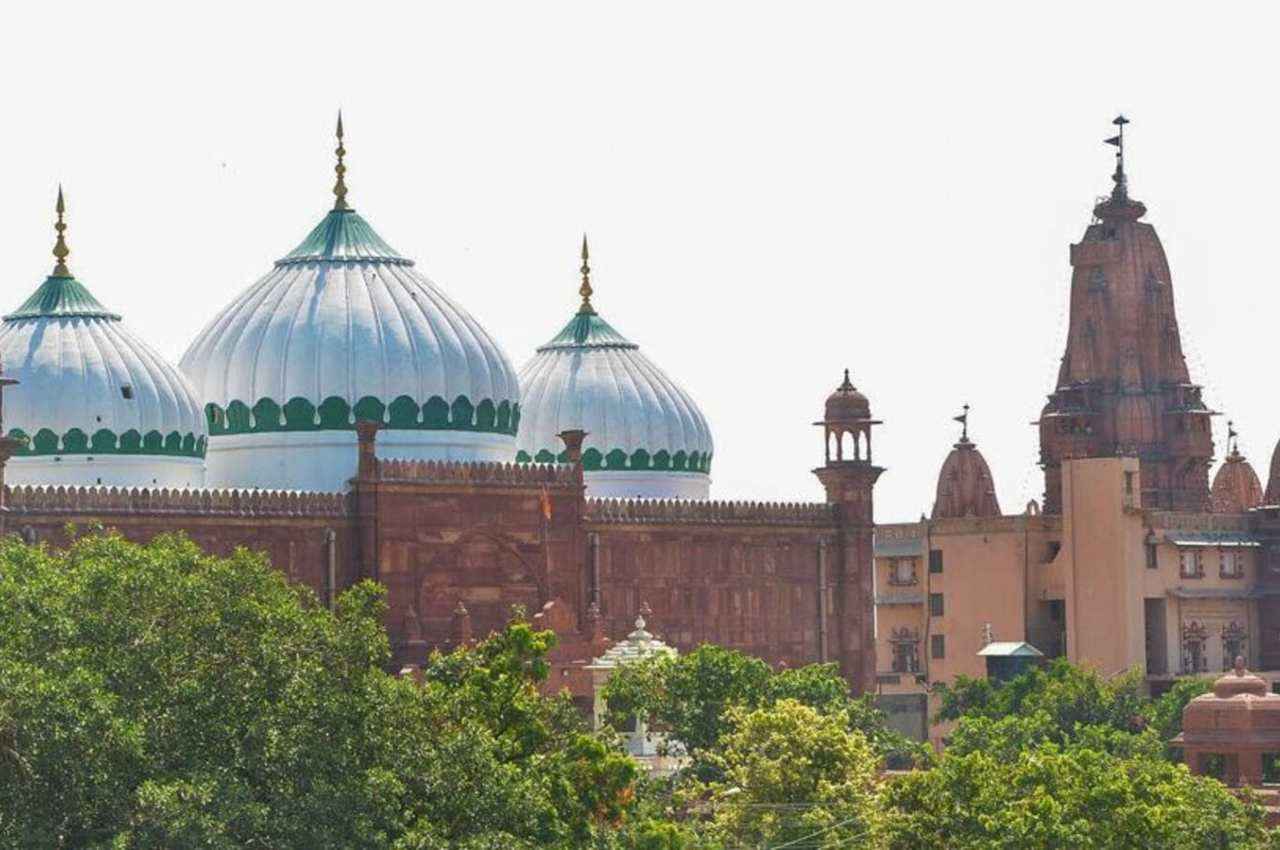 Krishna Janmabhoomi dispute: मथुरा कोर्ट ने शाही ईदगाह मस्जिद का सर्वे करने का दिया आदेश, दावा-मस्जिद के नीचे है मंदिर