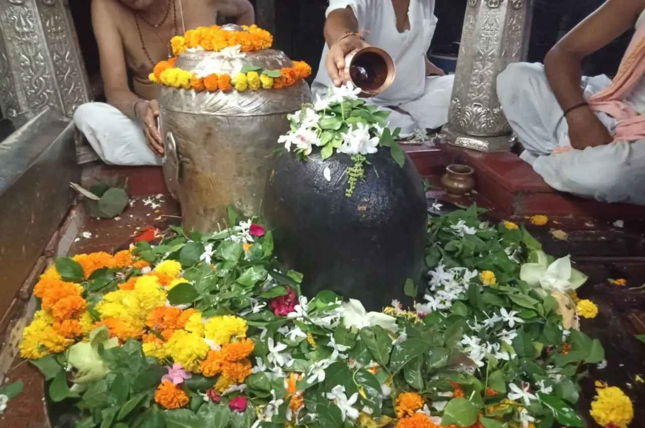 शिवलिंग पर जल चढ़ाने से सब इच्छाएं होंगी पूर्ण, इन लोगों के लिए खास रहेगा 2023