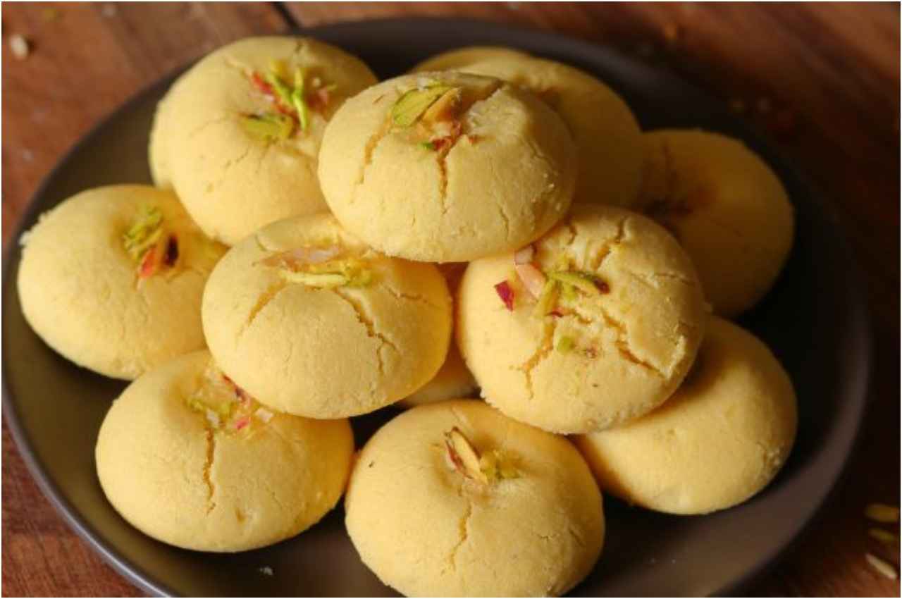 Nankhatai Recipe: घर में मिनटों में तैयार हो जाती है नानखटाई, जानें रेसिपी