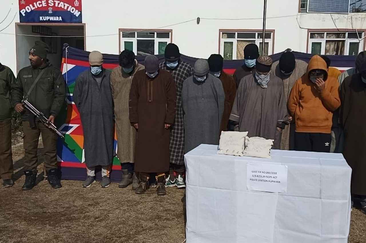 Jammu Kashmir News: कुपवाड़ा में ड्रग तस्करी के बड़े मॉड्यूल का भंडाफोड़, 05 पुलिसकर्मियों समेत 17 गिरफ्तार