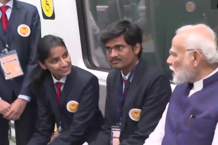 प्रधानमंत्री मोदी ने फ्रीडम पार्क से खपरी तक नागपुर मेट्रो की सवारी की