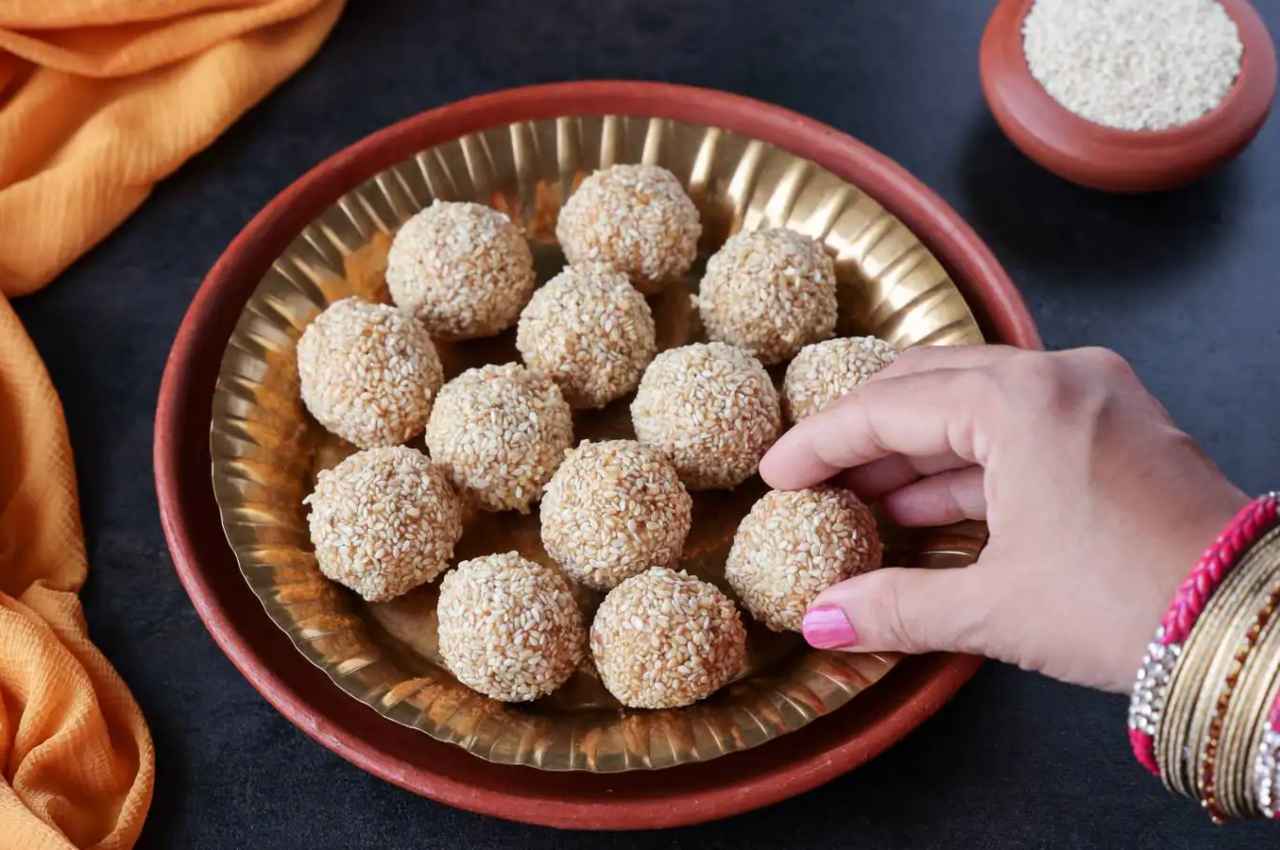 Til Ke Laddu: सर्दी में बनाएं यह हेल्दी लड्डू, बच्चे भी नहीं करेंगे खाने से मना, जानें आसान रेसिपी