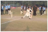 क्रिकेट खेलते केंद्रीय मंत्री अनुराग ठाकुर
