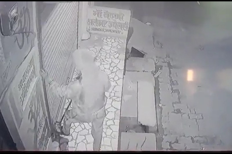 ताला तोड़ती लड़की