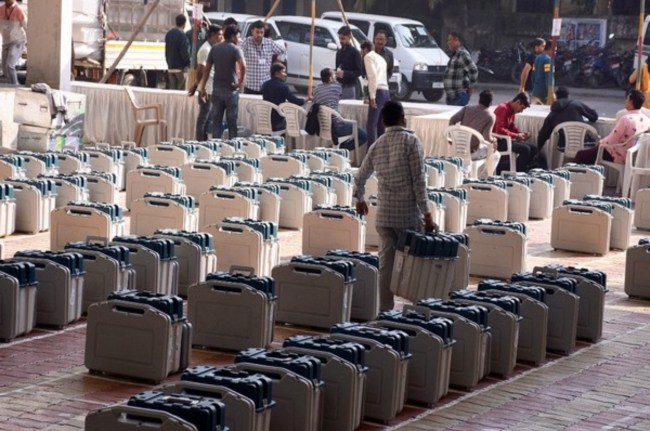 दूसरे चरण के लिए ईवीएम ले जाते चुनाव आयोग के कर्मी