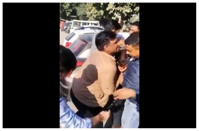 मुंह में ठूंसे रिश्वत के पैसे