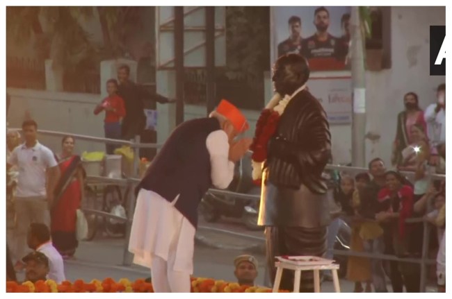 रोड शो के दौरान पीएम ने सरदार वल्लभभाई पटेल को पुष्पांजलिअर्पित