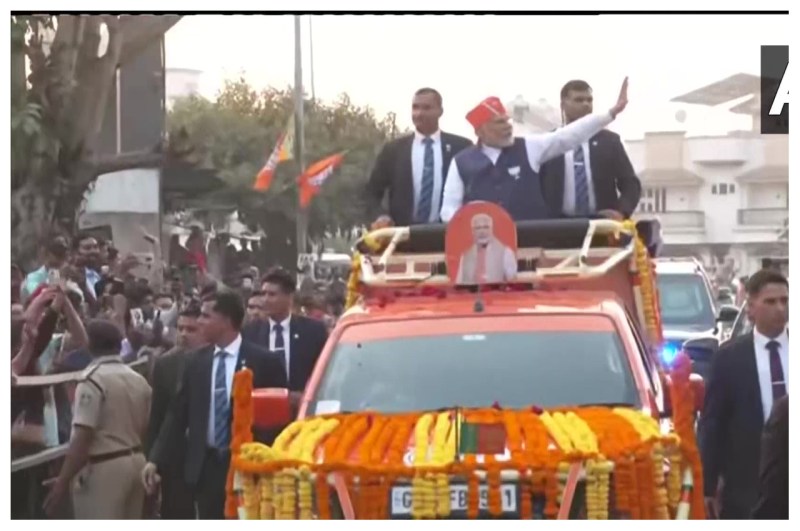 रोड़ शो के दौरान पीएम मोदी