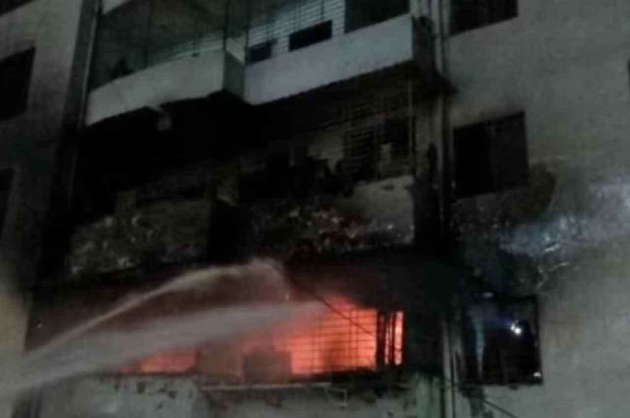 झारखंड: धनबाद के आवासीय इमारत में लगी भीषण आग, कई लोगों के फंसे होने की आशंका