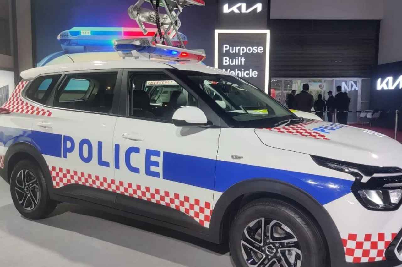 Auto expo 2023: Kia Carens के अंदर लगाया साइरन, डैश कैम मिलेगा कैमरा