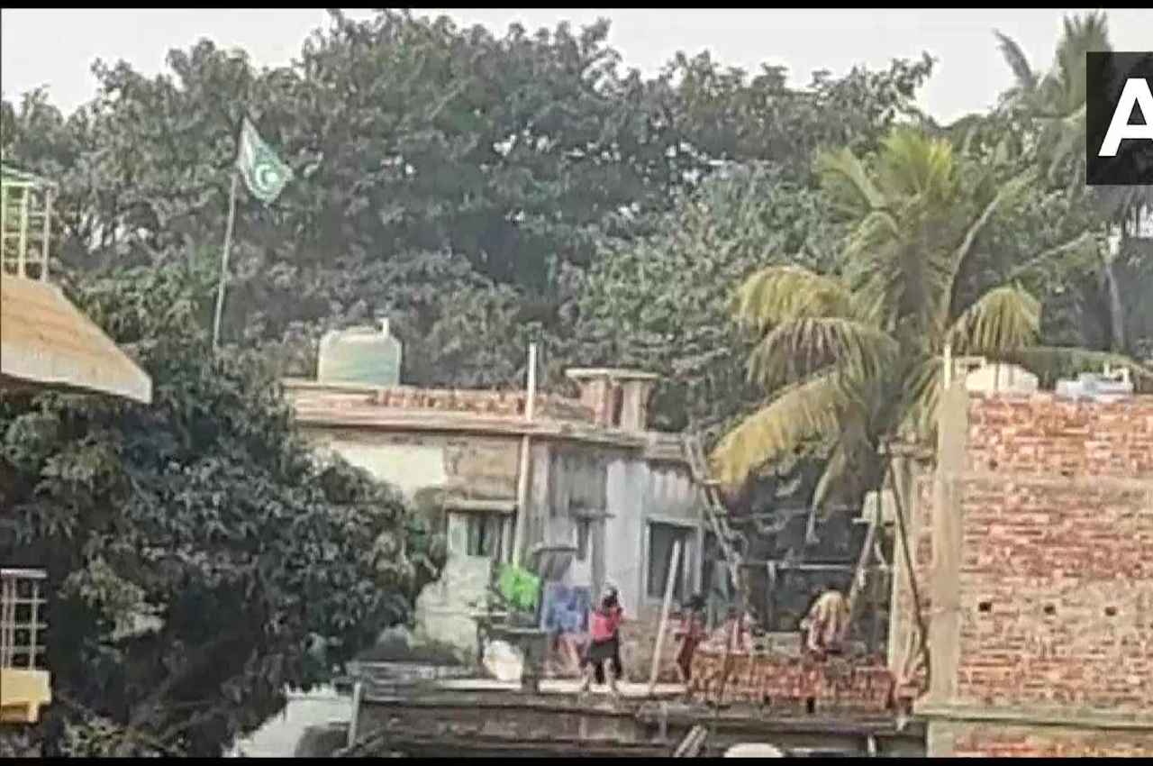 Bihar News: गणतंत्र दिवस पर फहराया पाकिस्तान का झंडा, पूछने पर महिला बोली-पाकिस्तान का झंडा हम कभी नहीं देखे थे