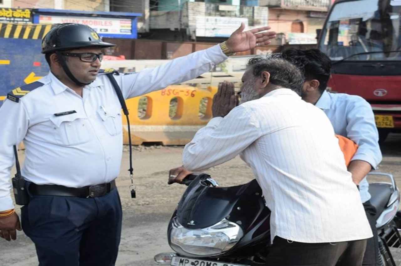 Traffic Challan New Update: ट्रैफिक नियमों में बड़ा बदलाव, अब हेलमेट ठीक से नहीं लगाया तो लगेगा इतना जुर्माना 