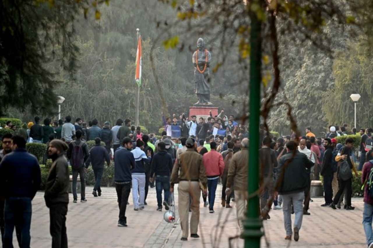 BBC Documentary Row: डीयू में हंगामा करने वालों को तलाश कर लाएंगे यह 7 लोग, इस दिन VC की टेबल पर होगी रिपोर्ट
