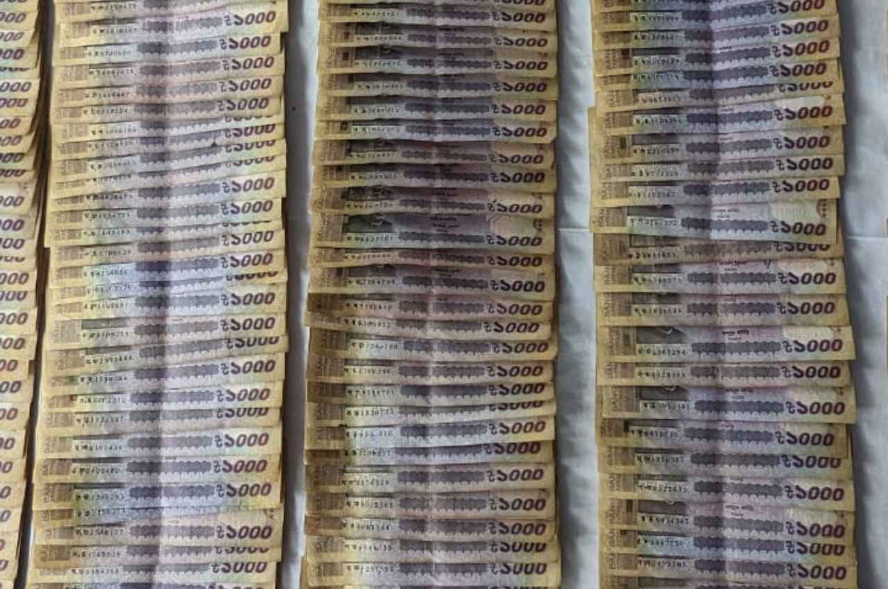पश्चिम बंगाल में 6 लाख रुपये के साथ तस्कर पकड़ा, यहां छुपाई थी नकदी