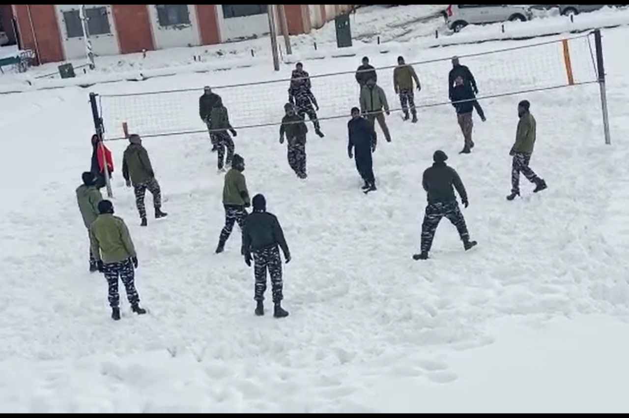 Video: श्रीनगर में माइनस तापमान में वॉलीबॉल खेलते दिखे सीआरपीएफ के जवान, देखें वीडियो