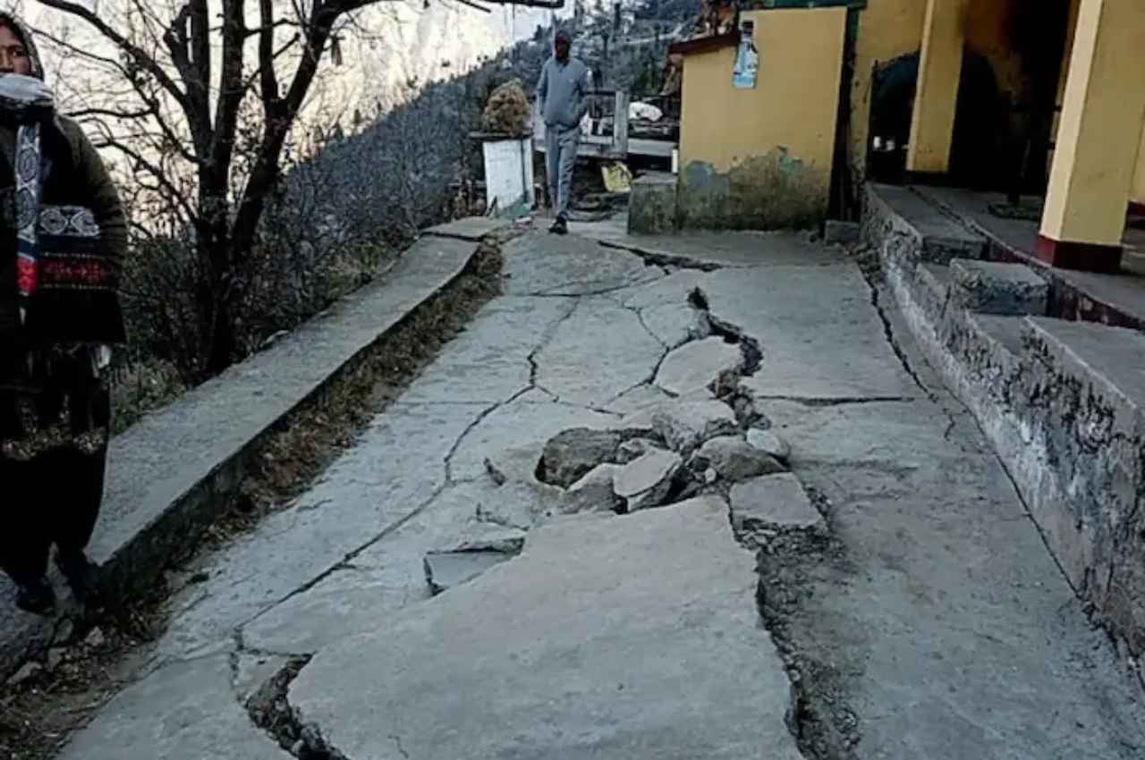 Joshimath Sinking: अब जोशीमठ से 5 किलोमीटर दूर इस गांव में आई दरारें, सामने आई यह वजह