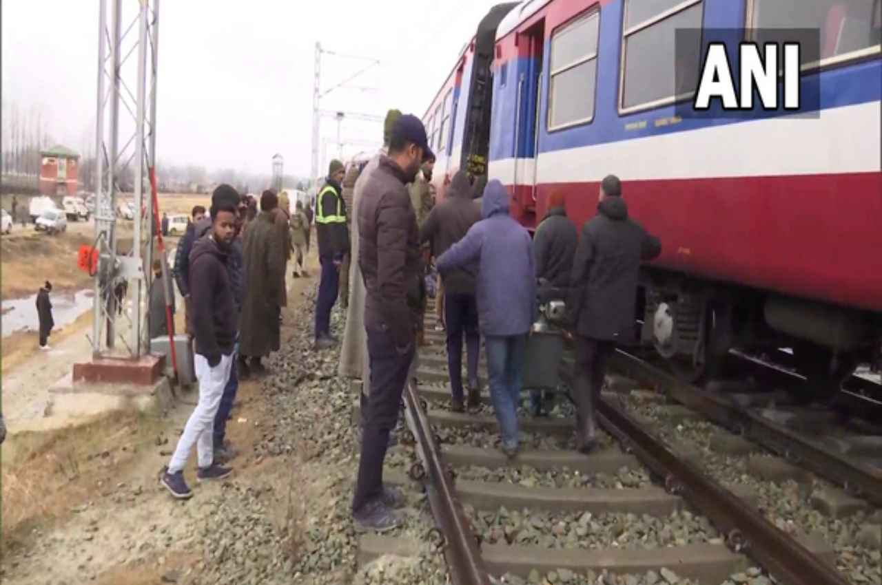 जम्मू-कश्मीर: बडगाम जिले के मझमा इलाके में ट्रेन पटरी से उतरी, कोई हताहत नहीं