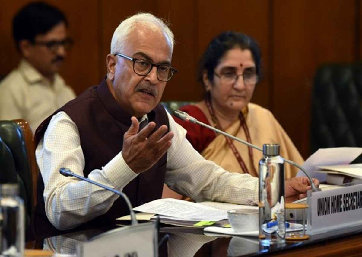 फ्लाइट में दुर्व्यवहार की घटनाओं को लेकर केंद्र सरकार सख्त, केंद्रीय गृह सचिव अजय भल्ला ने की बैठक