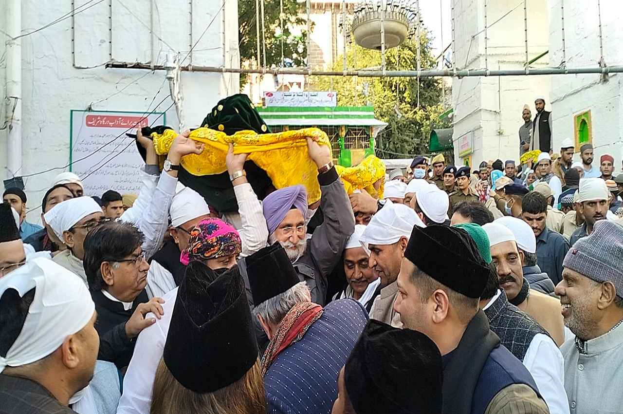 Ajmer Urs 2023: ख्वाजा के दर पहुंची कांग्रेस अध्यक्ष मल्लिकार्जुन खड़गे और राजनाथ सिंह की चादर, जानें...