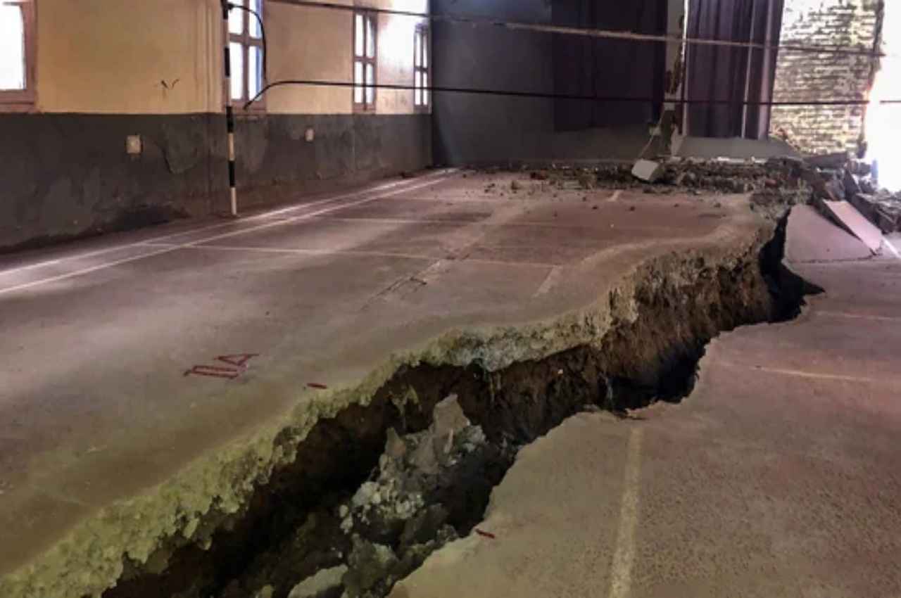 Auraiya Sinking: जोशीमठ के बाद अलीगढ़ और बागपत, अब ओरैया में फर्श और छतें दरकीं, लोगों की उड़ी नींद