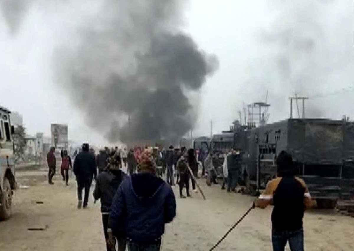 Video: बिहार में बक्सर पावर प्लांट के बाहर किसानों पर पुलिस का लाठीचार्ज, गुस्साई भीड़ ने की आगजनी