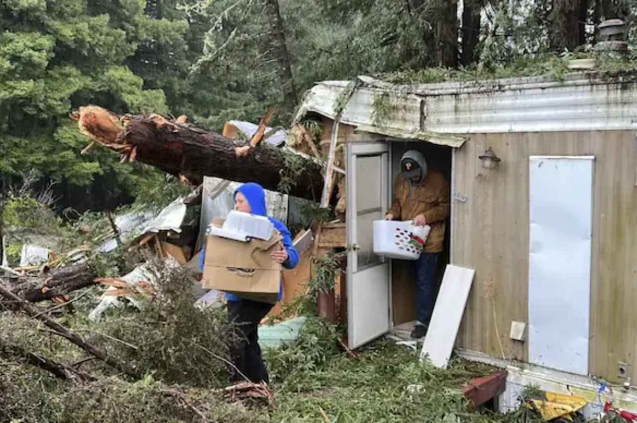 कैलिफोर्निया में 'Bomb cyclone' ने कहर बरपाया, तेज हवा से बिजली गुल, 2 की मौत