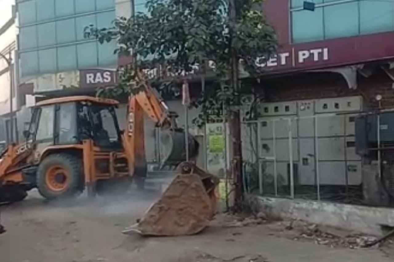 Buldozzer runs on building
