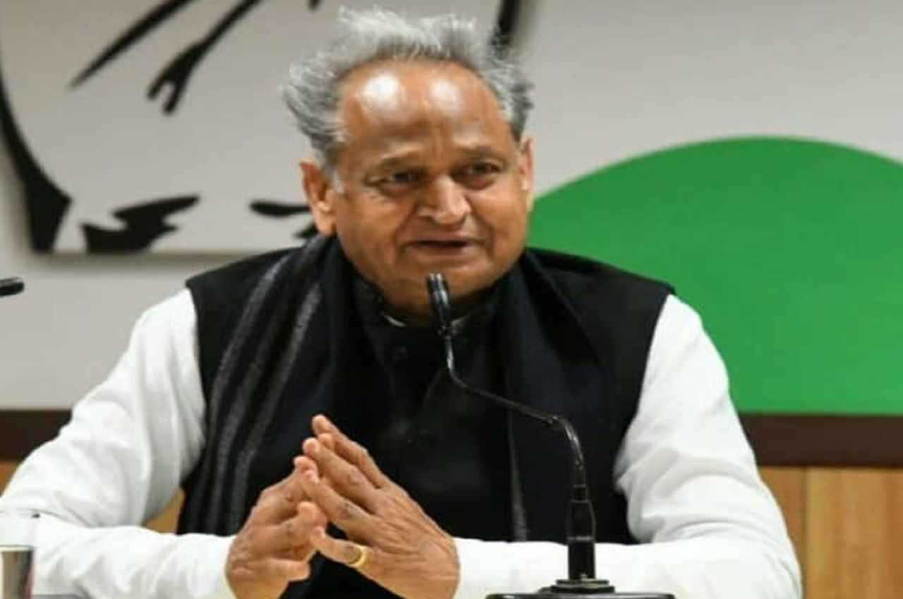 CM Ashok Gehlot: सीएम अशोक गहलोत को हुआ निमोनिया, ट्वीट कर दी जानकारी