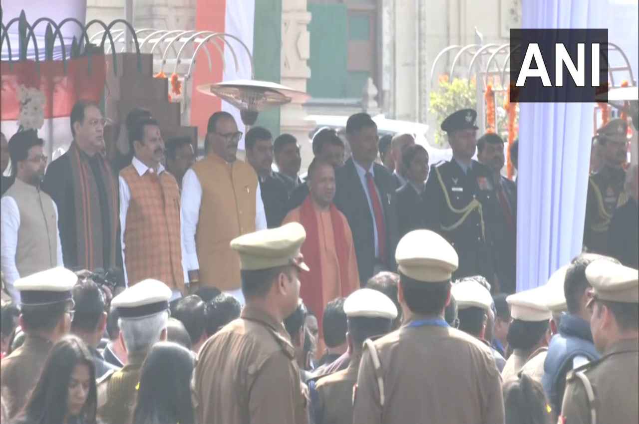 Republic Day in UP: यूपी विधान भवन पर फहराया तिरंगा, सीएम योगी बोले- ये पर्व राष्ट्र को मजबूत करते हैं