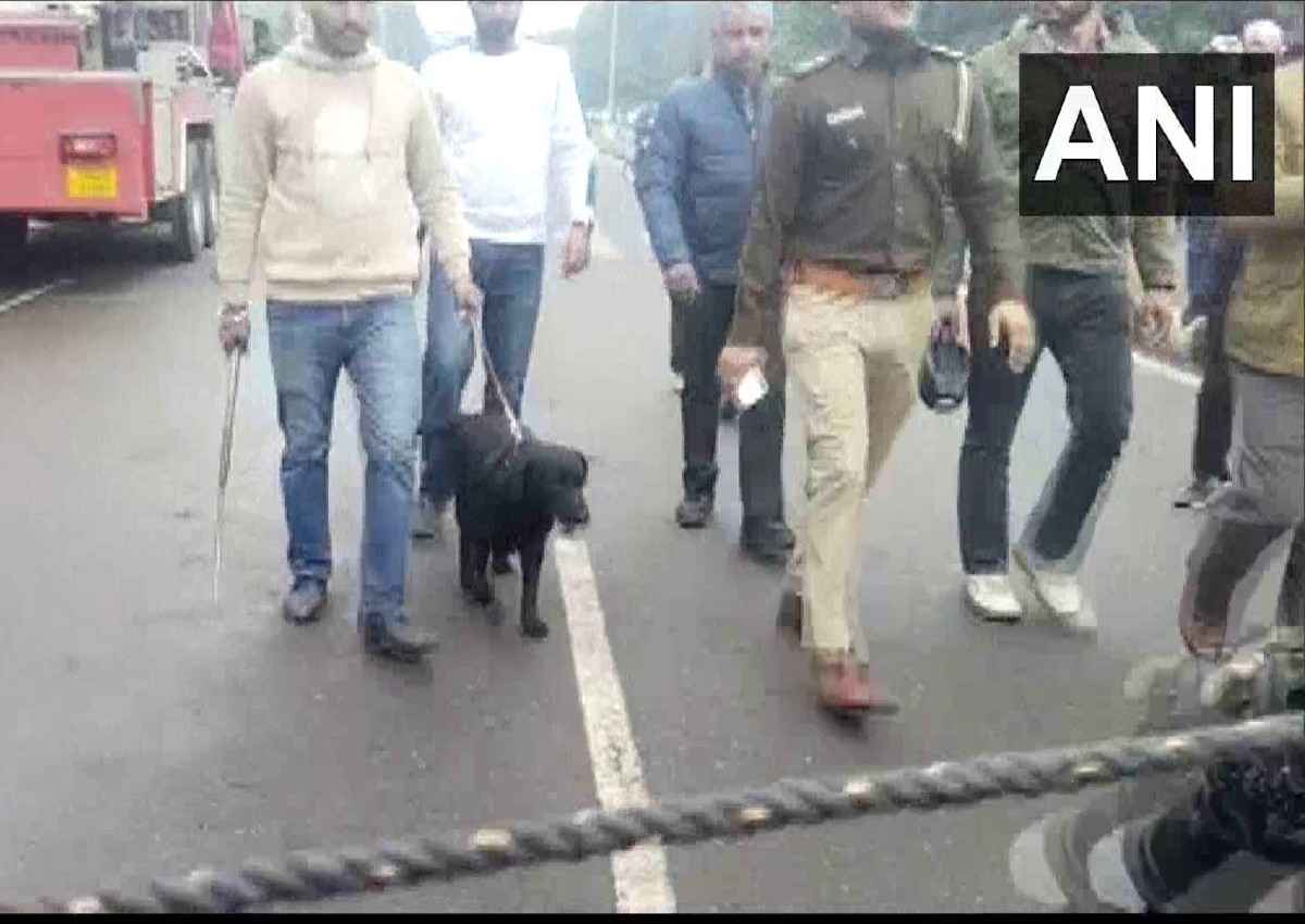 Chandigarh Bomb Threat: जिला अदालत में बम की सूचना, पुलिस ने खाली कराया कोर्ट, सर्च ऑपरेशन जारी