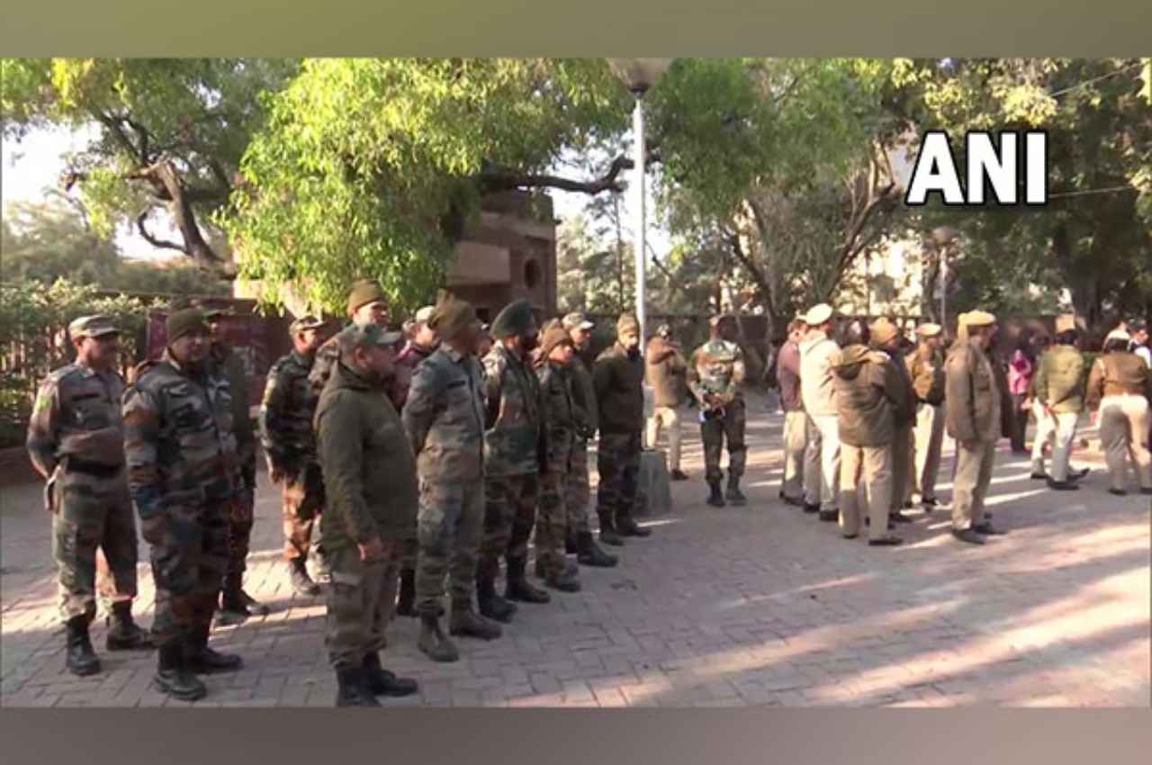 BBC डॉक्‍यूमेंट्री स्‍क्रीनिंग पर अड़े DU के छात्र, हंगामे के बाद लगाई गई धारा 144