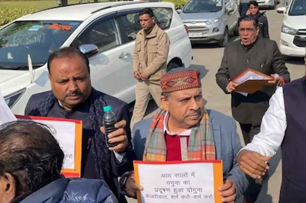 Delhi Assembly Winter Session: दिल्ली विधानसभा में भाजपा विधायकों का हंगामा, स्पीकर ने मार्शल से निकलवाया