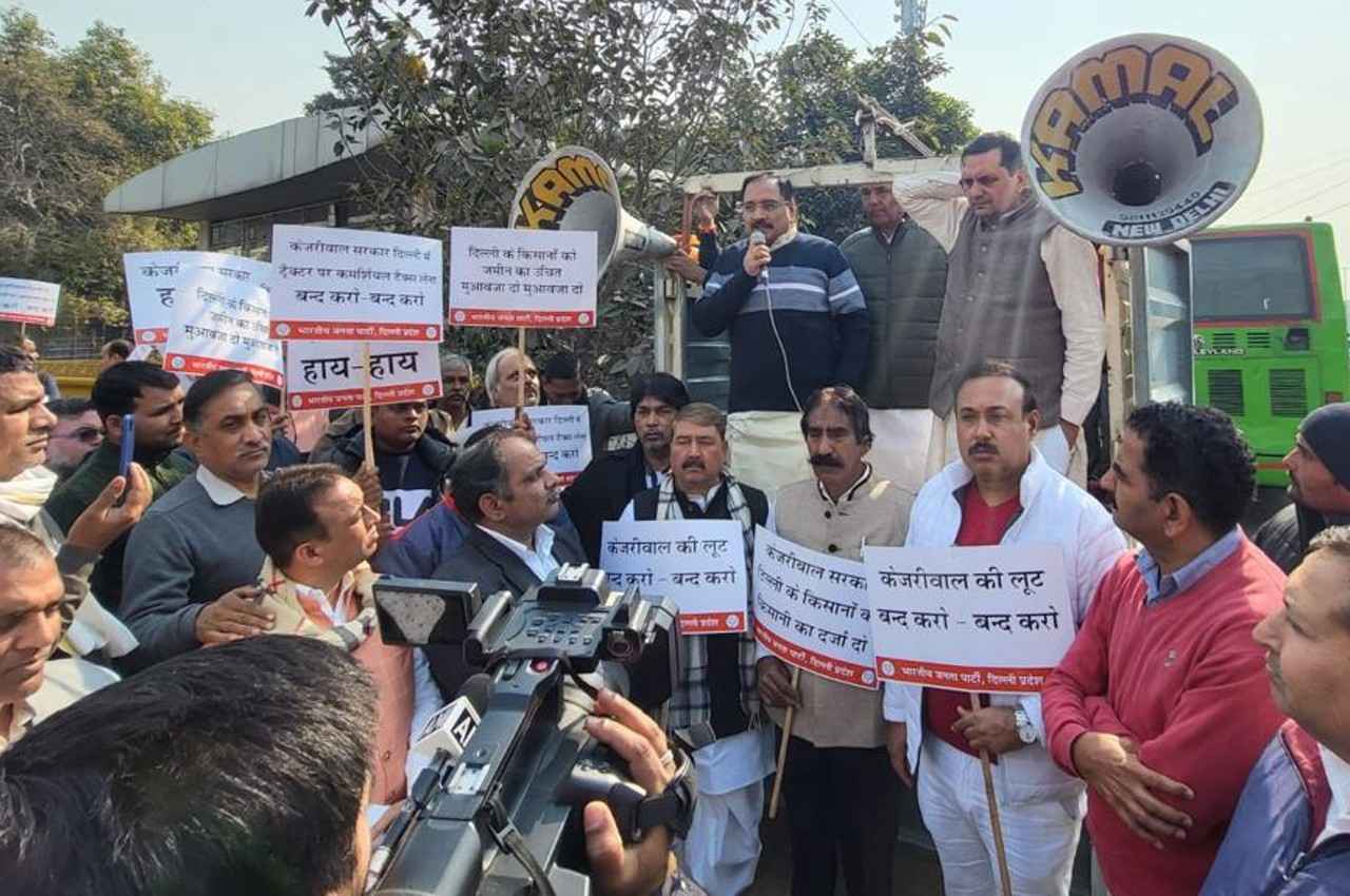 Delhi Assembly में लगातार दूसरे दिन भाजपा विधायकों का विरोध प्रदर्शन, केजरीवाल सरकार पर लगाए ये आरोप