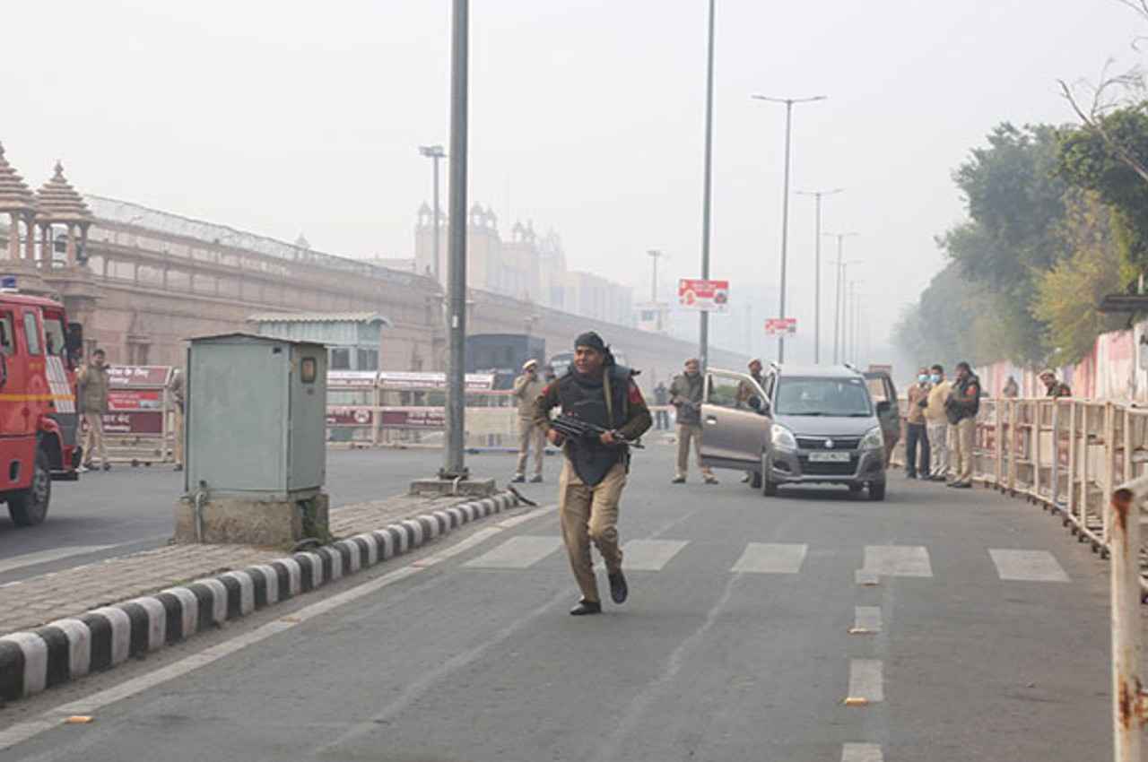 Delhi Police: गणतंत्र दिवस से पहले दिल्ली में आतंकी साजिश का भंडाफोड़, चार संदिग्धों की तलाश में जुटी पुलिस