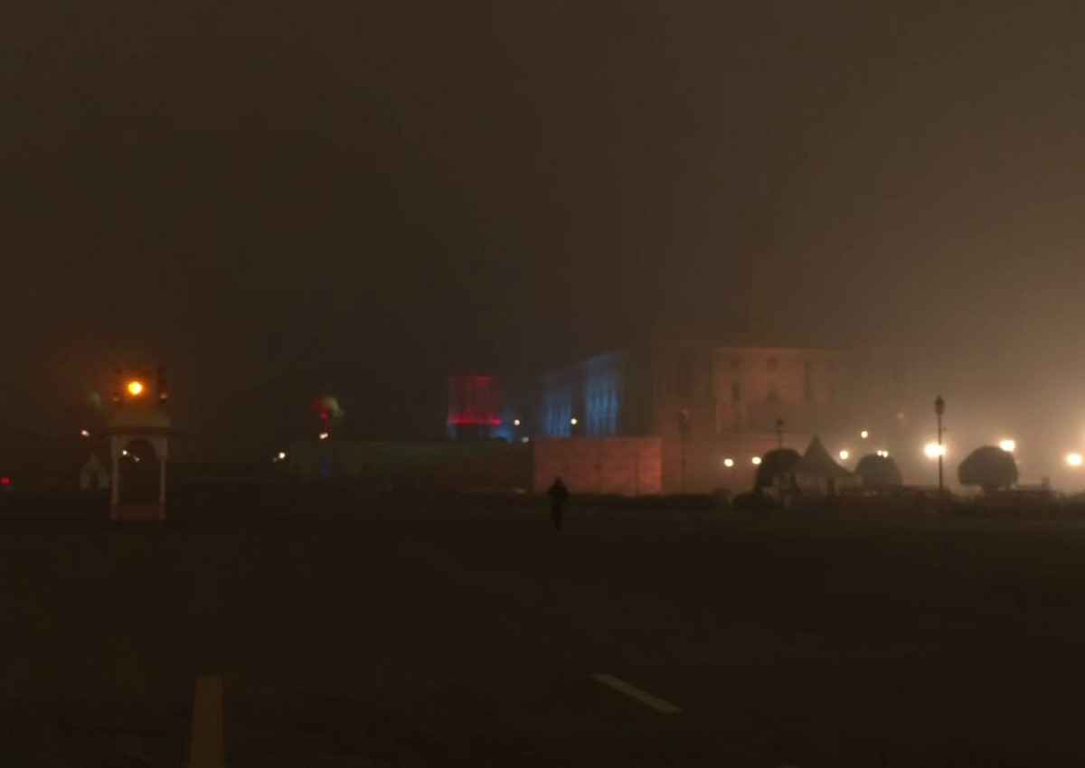 Delhi Weather Update: दिल्ली के न्यूनतम तापमान में आज मामूली बढ़ोतरी; कोहरे के कारण ये फ्लाइट्स और ट्रेनें प्रभावित