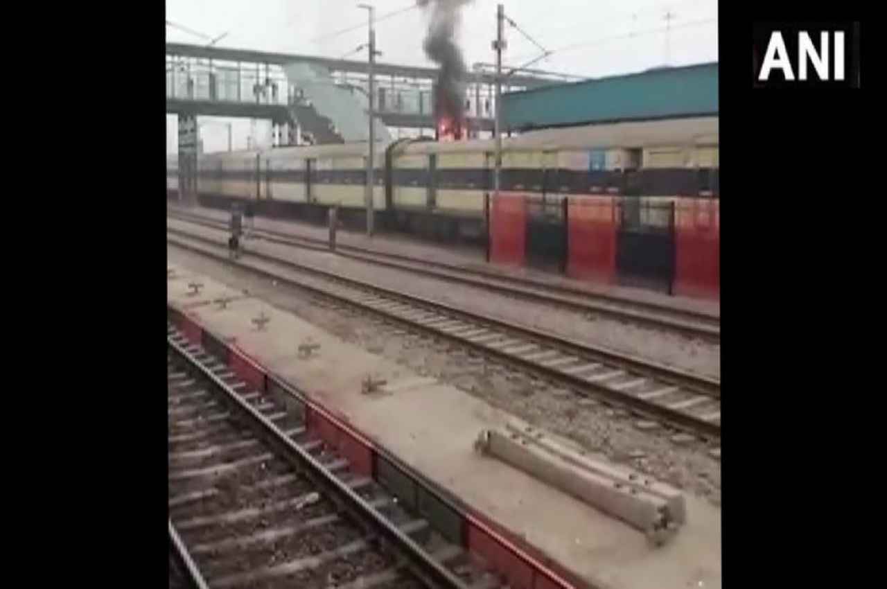 गाजियाबाद रेलवे स्टेशन पर EMU ट्रेन में लगी आग, जान बचाकर कूदे यात्री, देखें Video