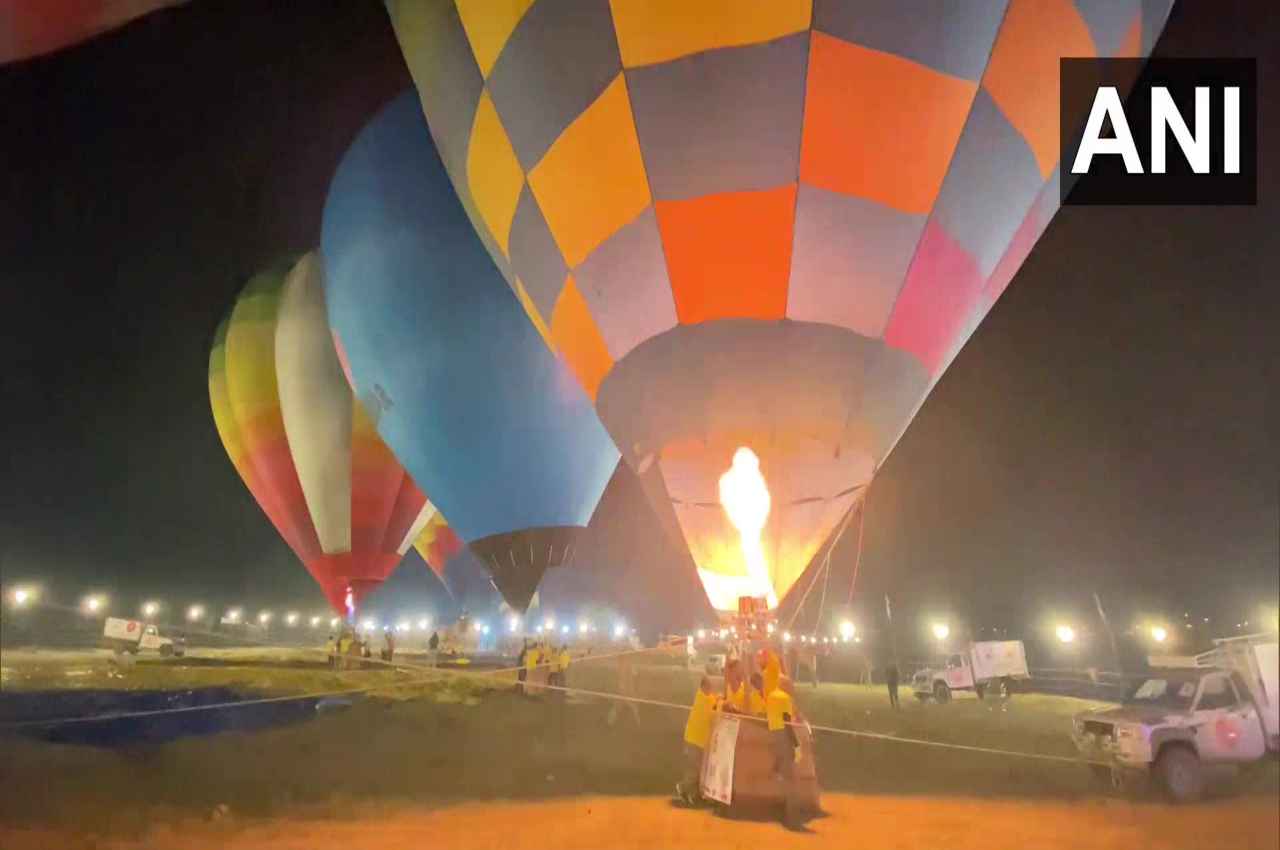 Hot Air Balloon: काशी बना पर्यटन केंद्र, टेंट सिटी के साथ हॉट एयर बैलून और बोट फेस्टिवल का मजा उठा रहे लोग