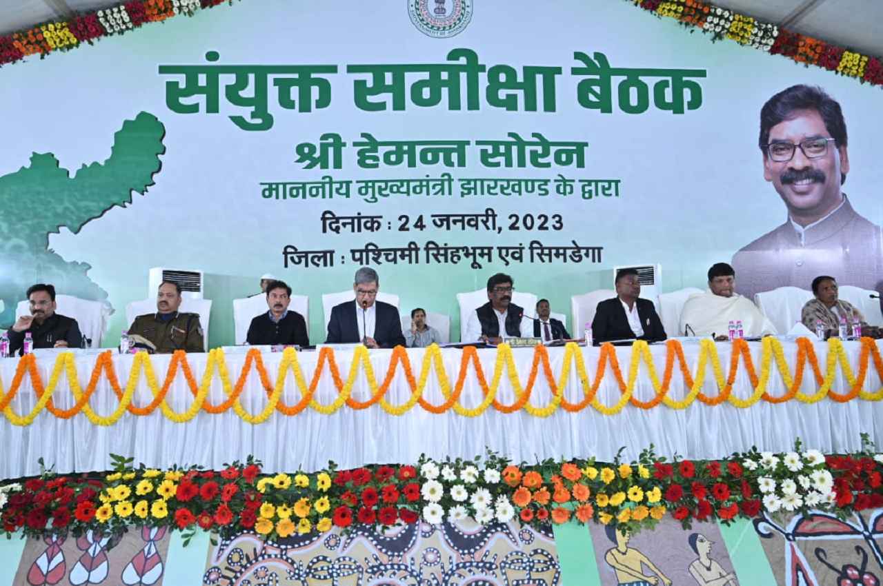 Jharkhand Hindi News: योजनाओं की समीक्षा के बाद बोलें CM ग्रामीणों के साथ मिल-बैठकर कार्य करें अधिकारी