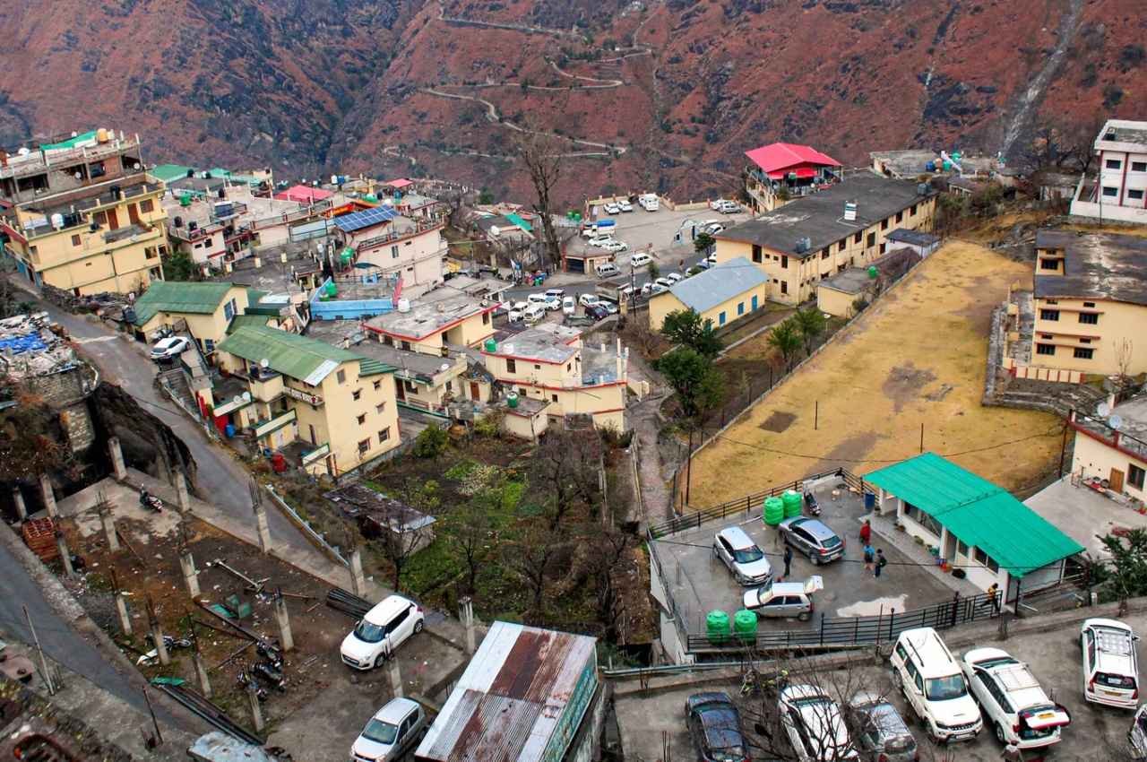 Joshimath Crisis: जोशीमठ में खतरनाक हुए हालात, बिजली के खंभे झुकने लगे, बारिश-बर्फबारी ने बढ़ाई मुश्किलें