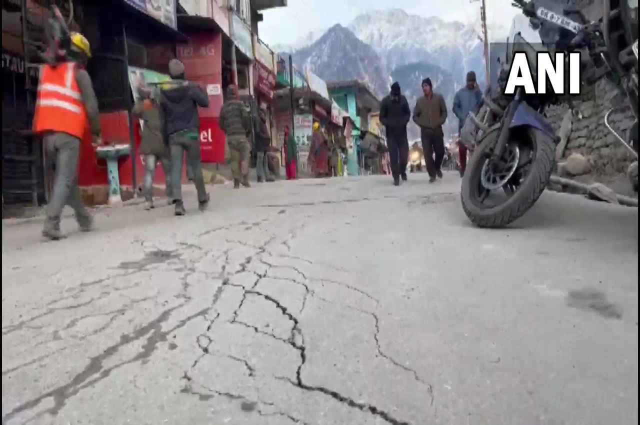Joshimath Sinking: अब बद्रीनाथ हाईवे में पड़ी दरारें, DM बोले- इस वजह से हो रहा है सब कुछ