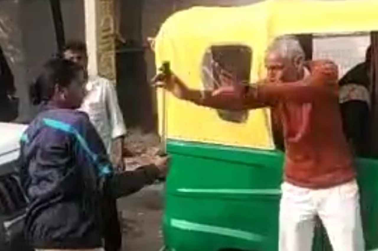Bihar Hindi News: महिला सिपाहियों ने 70 साल के बुजुर्ग पर बरसाई लाठियां, वीडियो हुआ वायरल