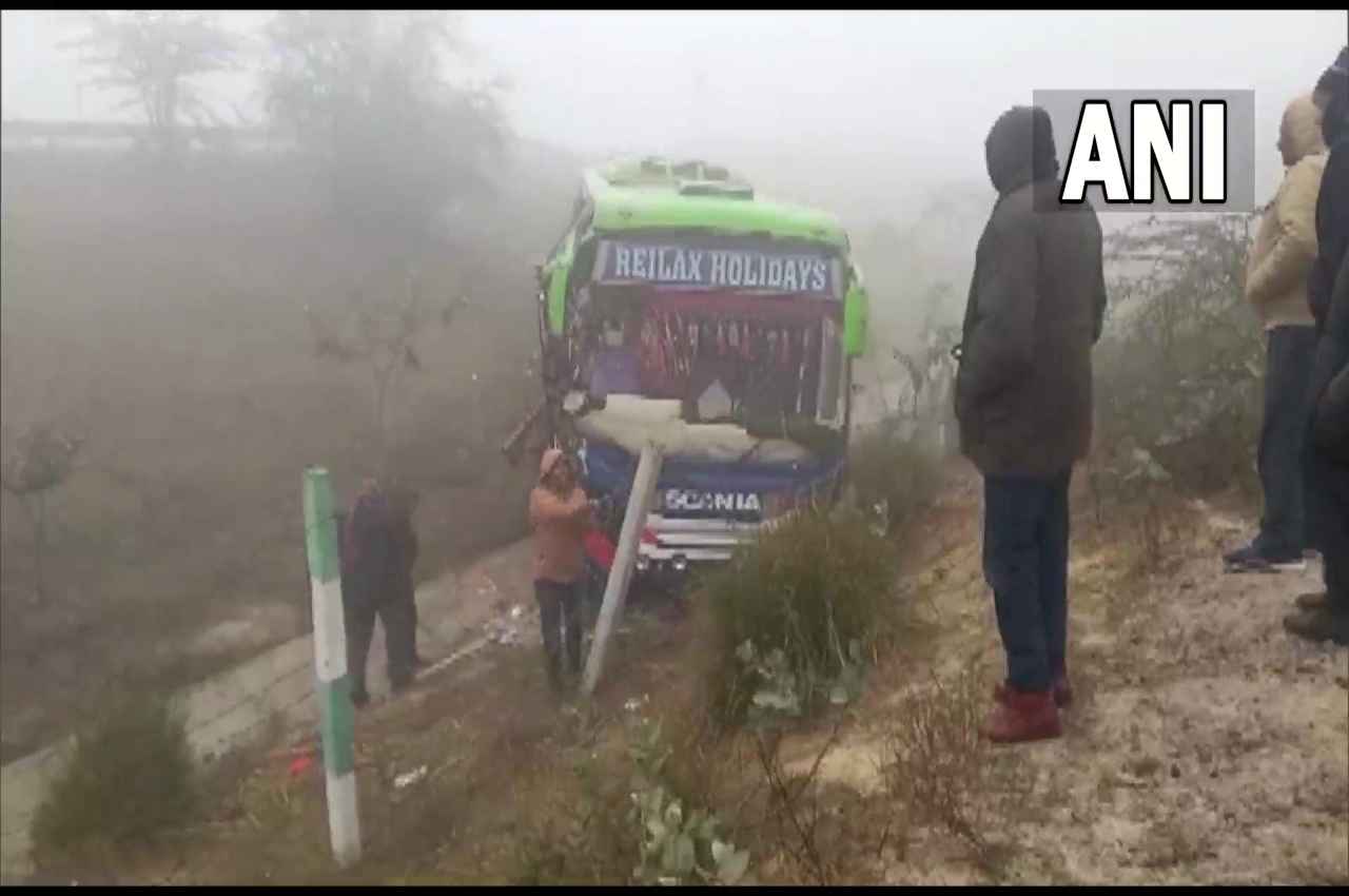 लखनऊ एक्सप्रेसवे पर बड़ा हादसा; 20 फीट गहरी खाई में बस गिरने से तीन की मौत, कोहरा बना कारण