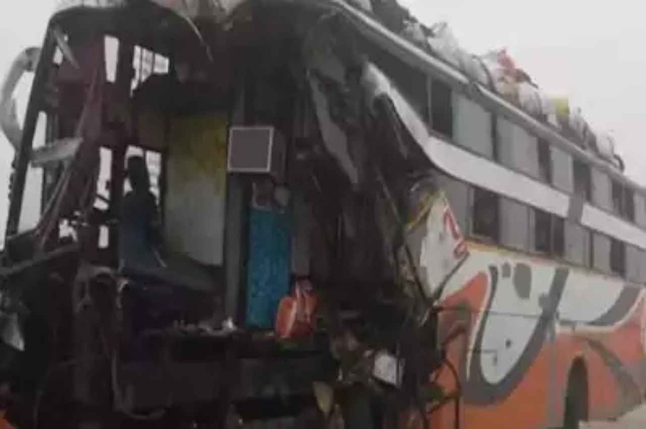 लखनऊ एक्सप्रेसवे पर 12 घंटे के भीतर दूसरा बड़ा हादसा, खड़े ट्रक में घुसी स्लीपर बस, 4 की मौत