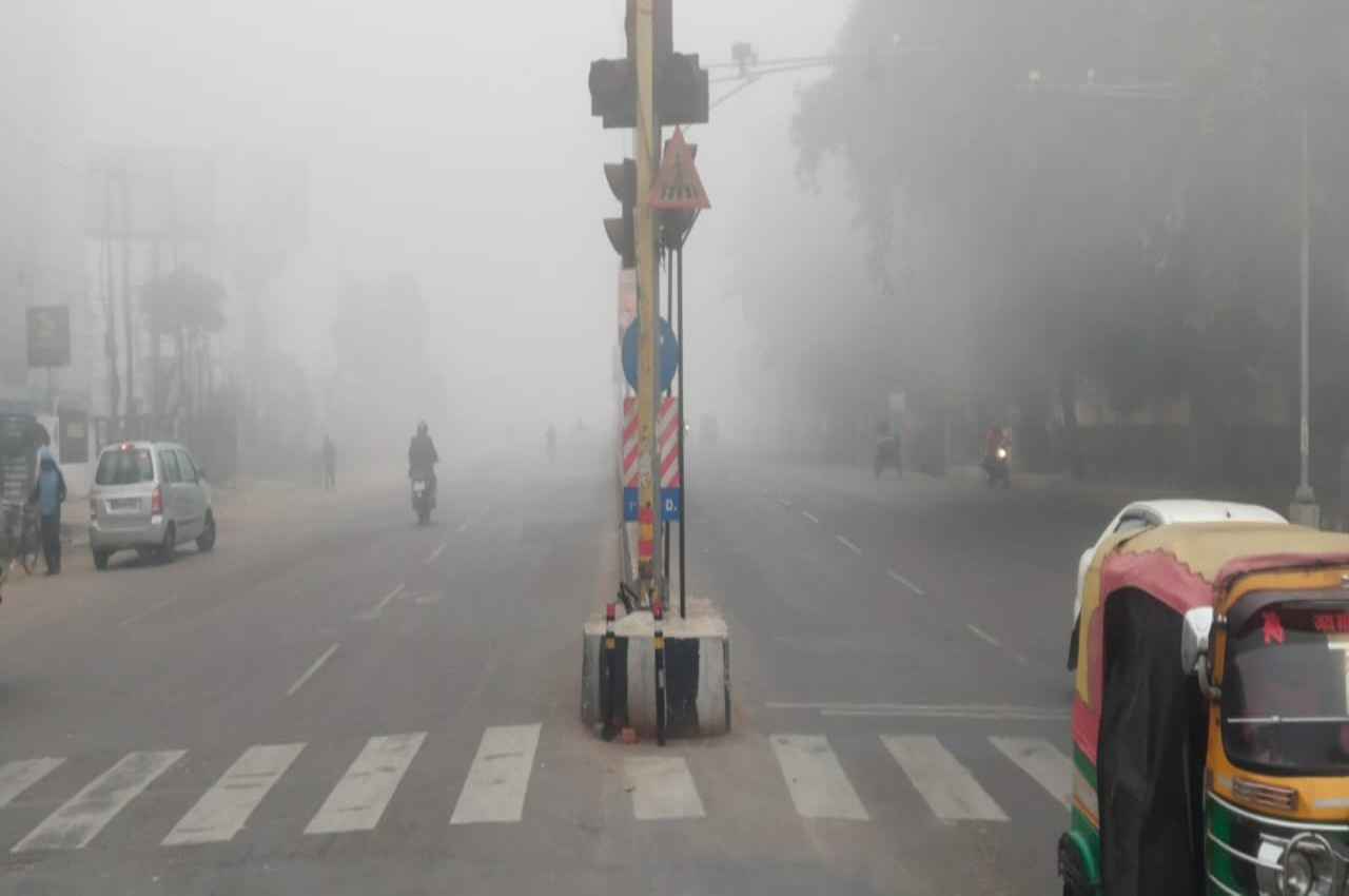 लखनऊ में छाई कोहरे की चादर। घरों में कैद हुए लोग।