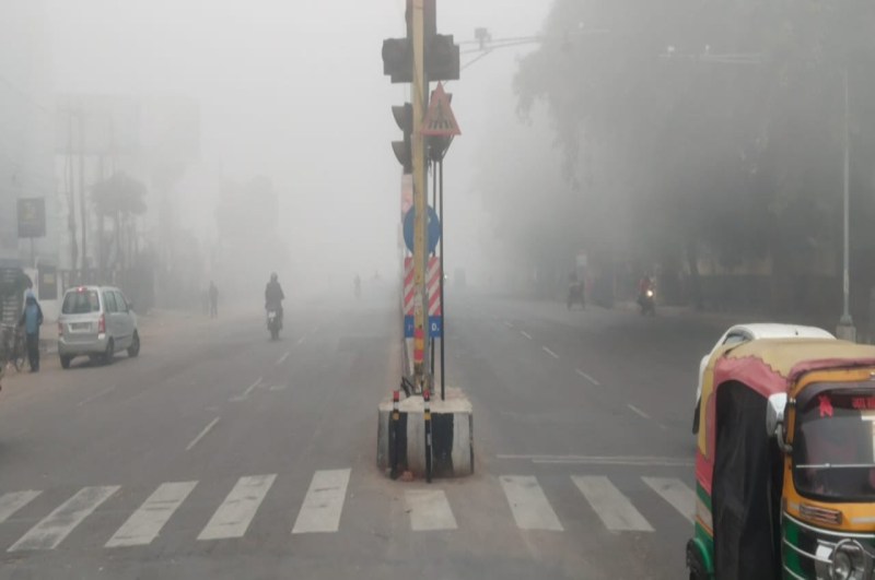 लखनऊ में छाई कोहरे की चादर। घरों में कैद हुए लोग।