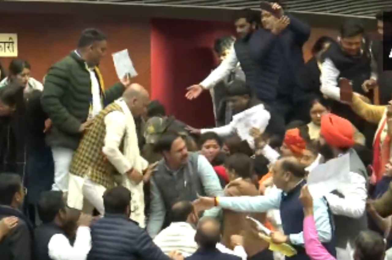 Delhi Mayor elections: आज नहीं होगा मेयर का चुनाव, पार्षदों के बीच हाथापाई, सदन के अंदर चलीं कुर्सियां