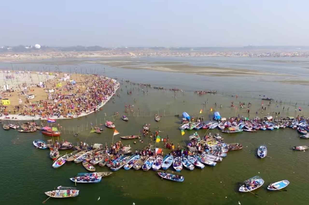 Magh Mela Prayagraj: Makar Sakranti पर देशभर से पहुंचे साधु-संत, संगम में लगा रहे आस्था की डुबकी