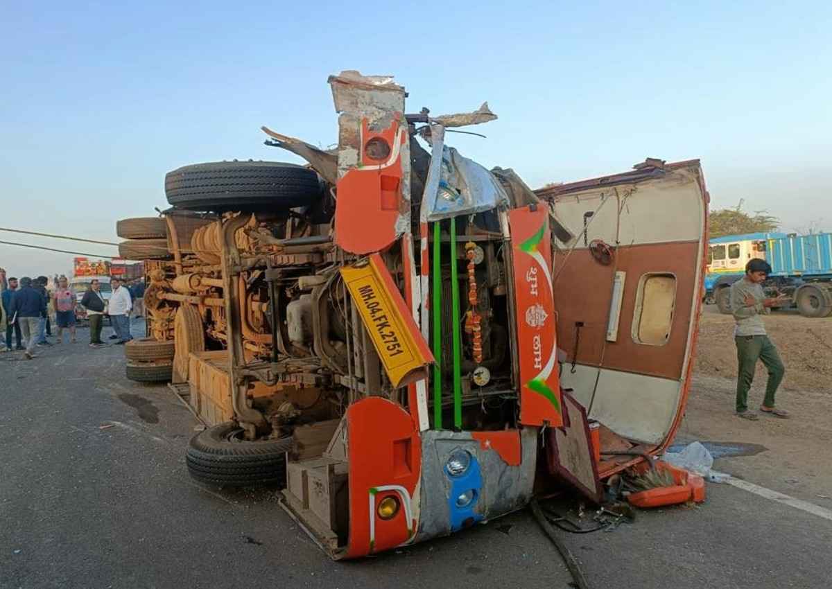 Maharashtra Accident News: नासिक-शिरडी हाईवे पर बस की ट्रक से टक्कर, 10 यात्रियों की मौत